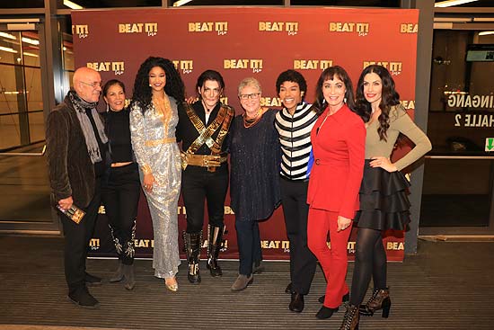  Regisseur Otto Retzer mit Frau Shirley, S&auml;ngerin Djodjo Kass&eacute; (Diana Ross), Hauptdarsteller Andre Santisoi (als erwachsener Michael Jackson), Schauspielerin Katerina Jacob, Hau&uuml;tdarsteller Koffi Missh (junger MJ), S&auml;ngerin Anna-Maria Kaufmann, Influencerin / Style Bloggerin Jeannette Graf @ Generalprobe Beat it! (&copy;Foto: Martin Schmitz)